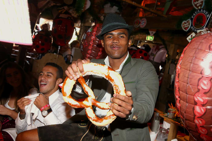 Douglas-Costa-Oktoberfest-490649620.jpg